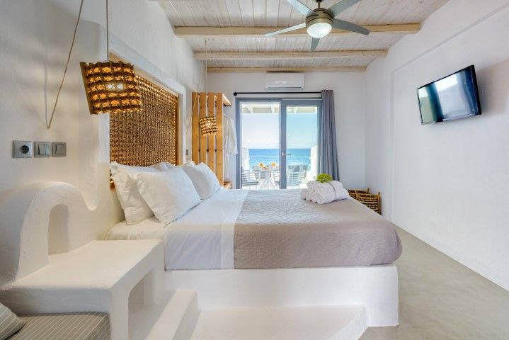 Blue Waves Suites & Apartments Paros - Πάρος ✦