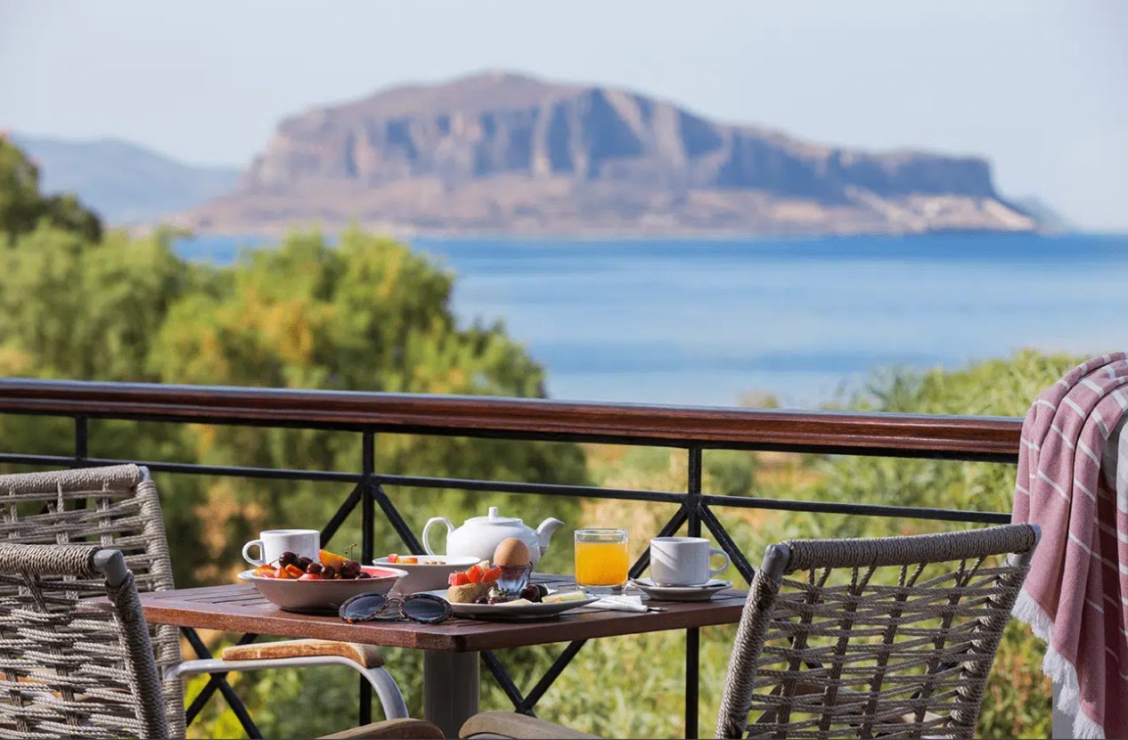 Iris Beach Hotel - Μονεμβασιά ✦ 2 Ημέρες (1 Διανυκτέρευση)