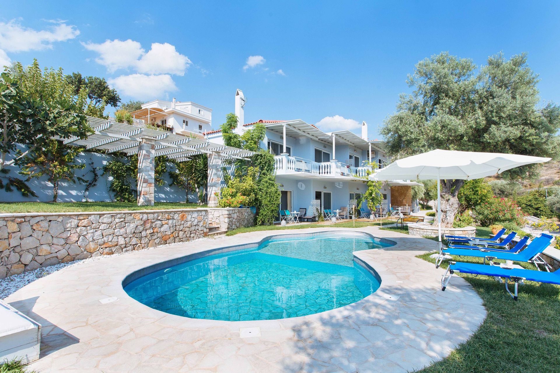 Sunny Place Resort - Δορούφι, Πόρτο Χέλι ✦ 2 Ημέρες