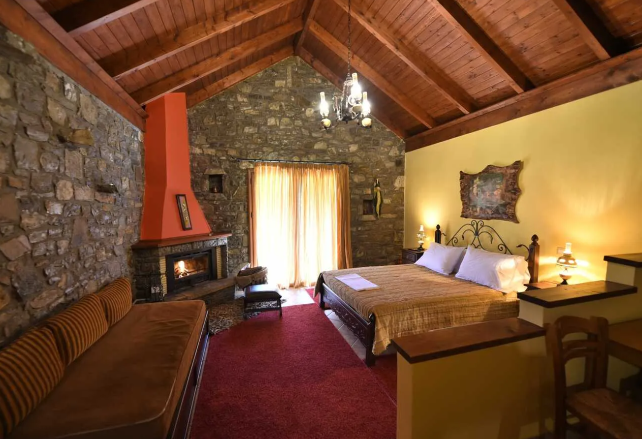 Τα Πέτρινα - Ορεινή Ναυπακτία ✦ 2 Ημέρες (1 Διανυκτέρευση)