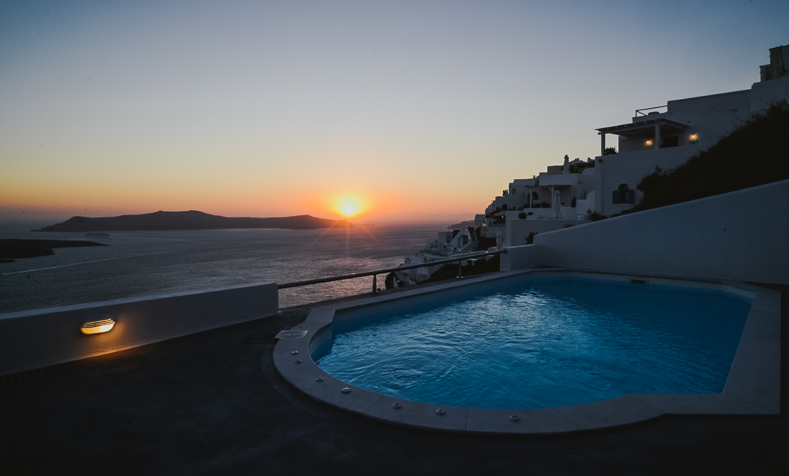 The Last Sunbeam - Φηρά, Σαντορίνη ✦ 2 Ημέρες (1 Διανυκτέρευση)
